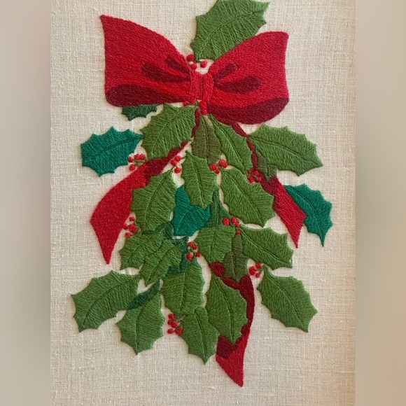 Vintage Handcrafted Crewel Embroidered Holly Swag Circa 1984 (Frame included) - Picture 5 of 9